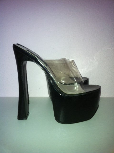 Pantoletten in schwarz aus Lack