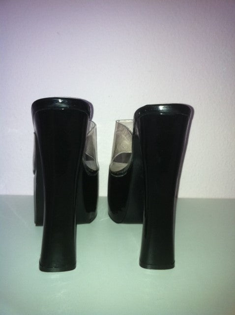 Pantoletten in schwarz aus Lack