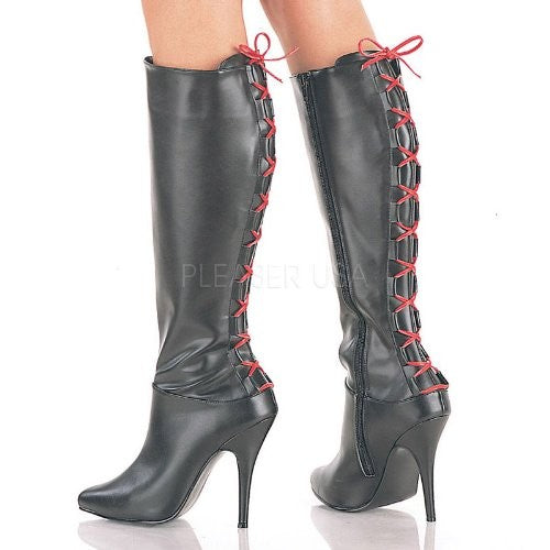 Kniestiefel mit roter Schnürung